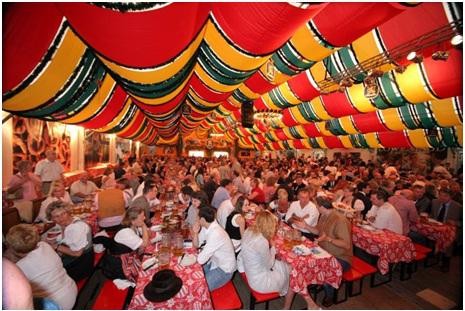 Lều bia với hàng nghìn khách đến với lễ hội Oktoberfest Muenchen